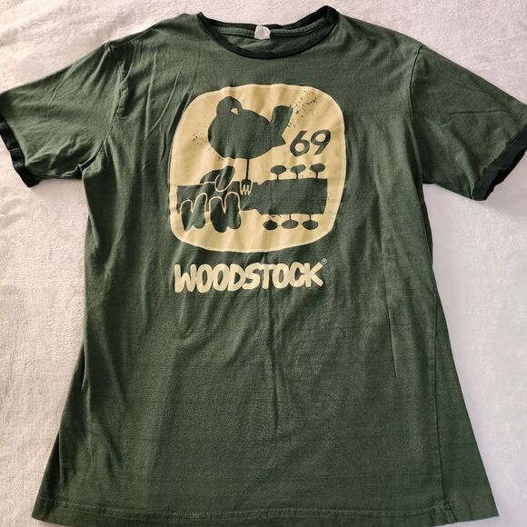 Station Casinos 2019 Woodstock Green Rubber Tshirt With Graphics Size Large - Picture 1 of 7